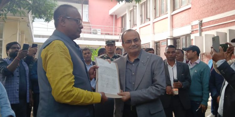 ७७ सांसदको समर्थन हस्ताक्षरसहित कृष्णप्रसाद यादवले गरे दाबी पेस