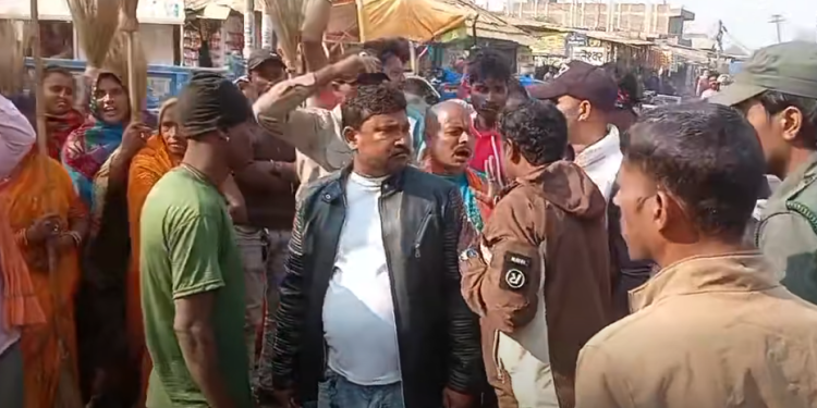 जलेश्वर नगरपालिका कार्यालय अगाडि सफाईकर्मीको प्रदर्शन