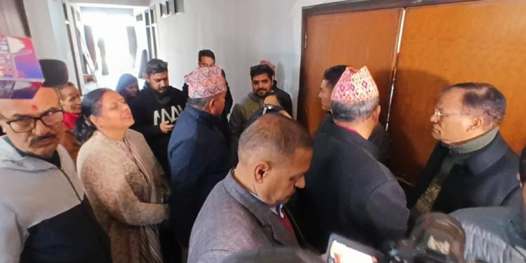 कांग्रेस विशेष महाधिवेशन माग गर्दै स्मरण पत्र बुझाइयो