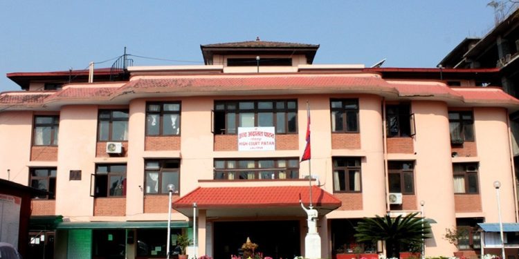 उच्च अदालत पाटन परिसरमा युवतीद्वारा आत्महत्या प्रयास