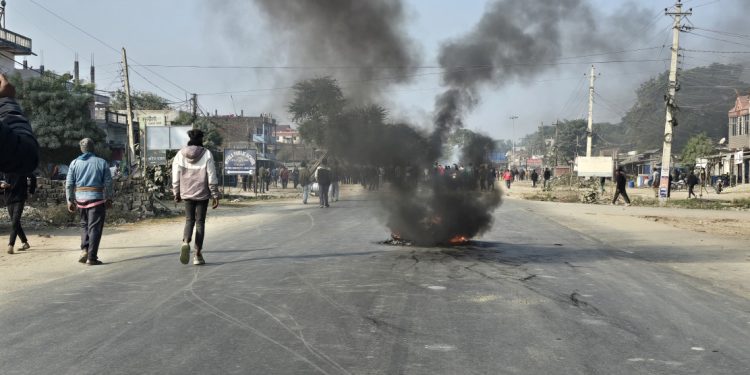 अटो चालकको मृत्युले चर्कियो आक्रोश, पूर्व-पश्चिम राजमार्ग अवरुद्ध