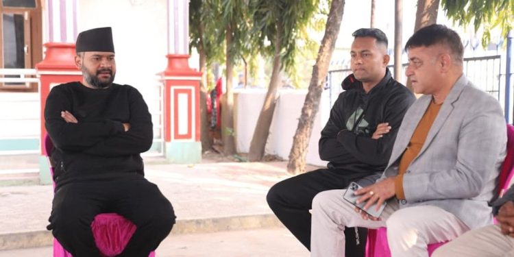 झापा-५ चुनावी माहोल : बालेनको डेरामा भीड, ओलीको विकास दाबी