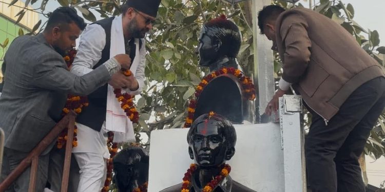 शहीद पार्कमा बालेन, अमरेश सिंह र मन्त्री गुप्ताको संयुक्त माल्यार्पण