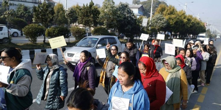 समानुपातिक प्रणालीको दुरुपयोग भएको भन्दैं महिलाहरू उत्रिए सडकमा