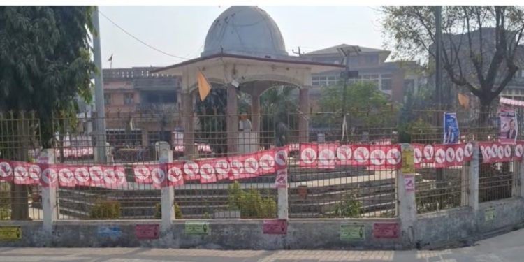 सार्वजनिक स्थलमा टाँगिएका चुनाव चिन्हका सामग्री हटाइयो