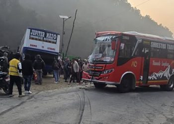 धादिङमा दुई बस ठोक्किँदा ट्रिपर चालकको मृत्यु