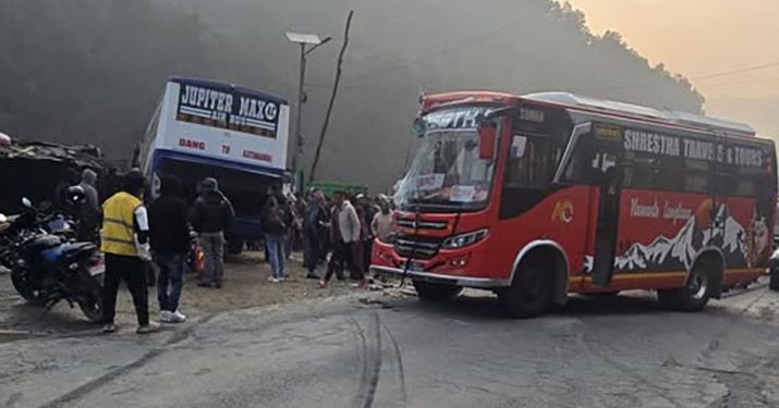 धादिङमा दुई बस ठोक्किँदा ट्रिपर चालकको मृत्यु