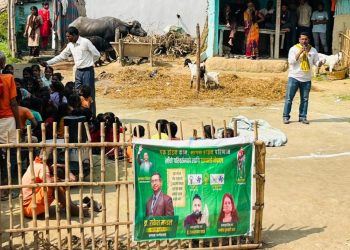 महोत्तरी-२ मा सडक नाटकबाट मतदाता आकर्षित गर्दै डा.राकेश मण्डल