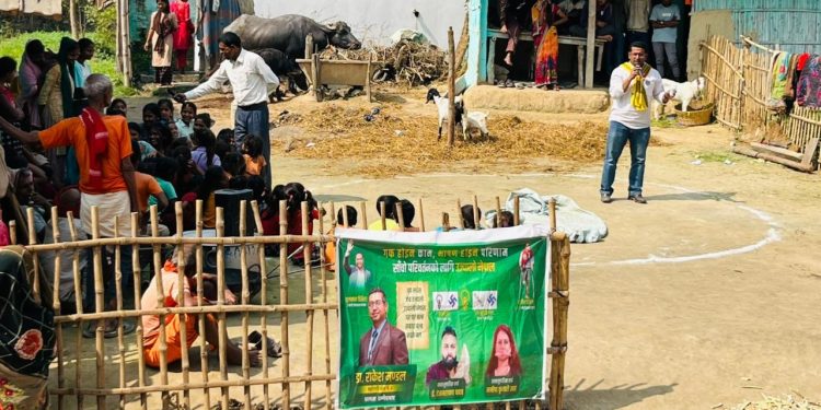 महोत्तरी-२ मा सडक नाटकबाट मतदाता आकर्षित गर्दै डा.राकेश मण्डल