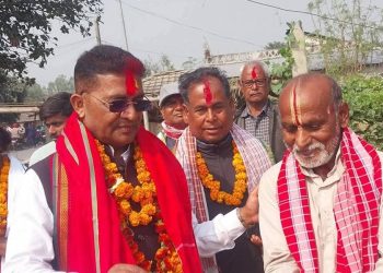 घरआँगनमै मतदाता भेट्दै रघुविर महासेठ