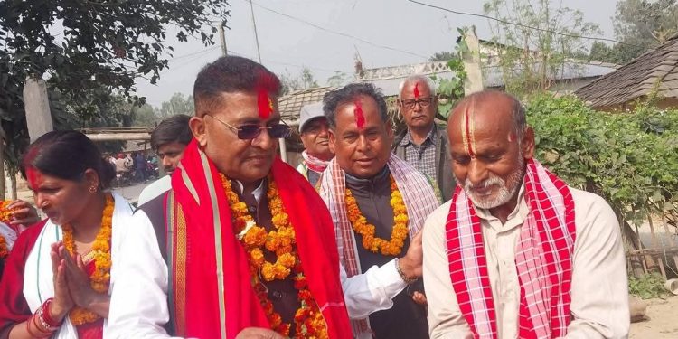 घरआँगनमै मतदाता भेट्दै रघुविर महासेठ