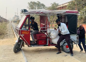 जनकपुरभित्र रेल्वे लिकको सास्ती : ई-रिक्सा र बाइक दैनिक जोखिममा