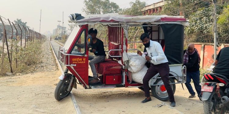 जनकपुरभित्र रेल्वे लिकको सास्ती : ई-रिक्सा र बाइक दैनिक जोखिममा