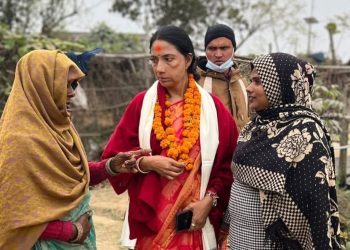 अघिल्लो कार्यकालका उपलब्धि देखाउँदै मतदातासँग जुली