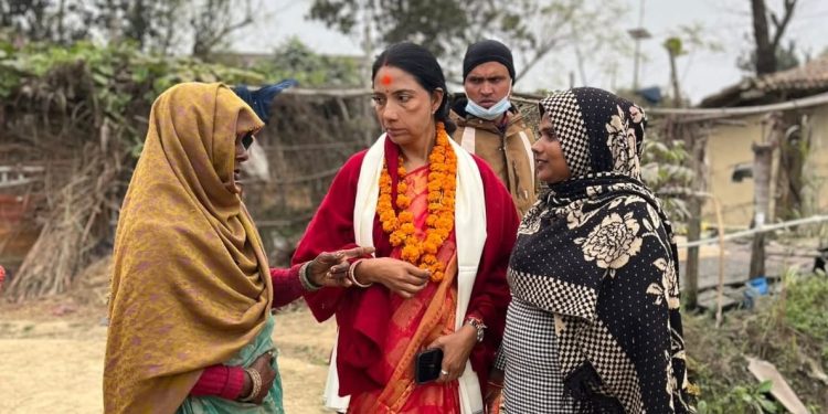 अघिल्लो कार्यकालका उपलब्धि देखाउँदै मतदातासँग जुली