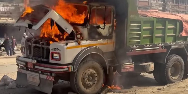 बनेपामा टिपर दुर्घटना : स्कुटर चालकको मृत्यु, टिपर चालक पक्राउ