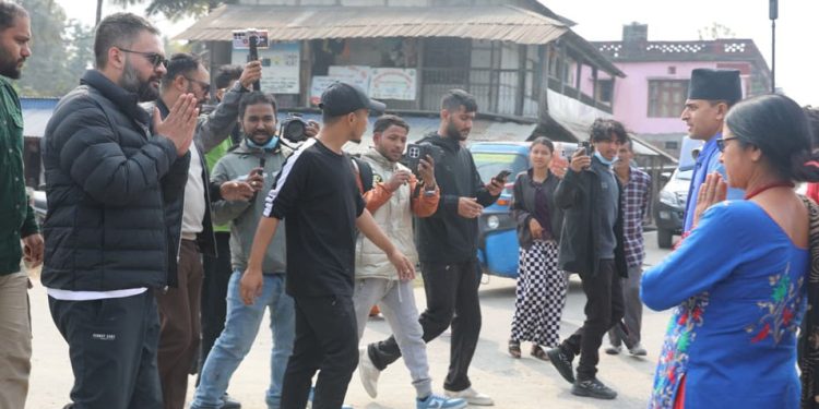 झापा-५ मा बालेनको घरदैलो, मतदाताको कुरा सुन्दै