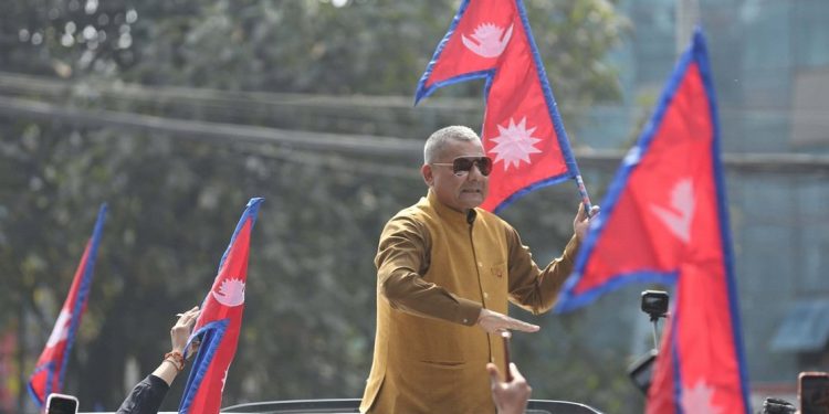 समर्थकको भीडबीच पूर्वराजा शाह काठमाडौँ आइपुग्दै