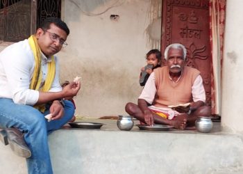 घरमै बनेको रोटी बोकेर मत माग्दै डा. राकेश मण्डल