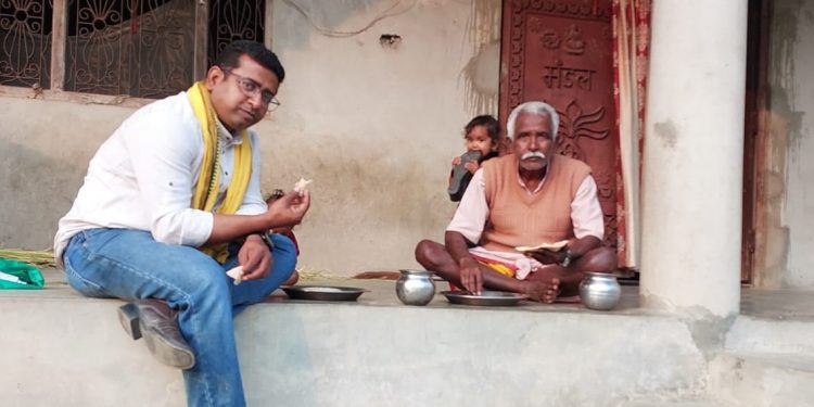 घरमै बनेको रोटी बोकेर मत माग्दै डा. राकेश मण्डल