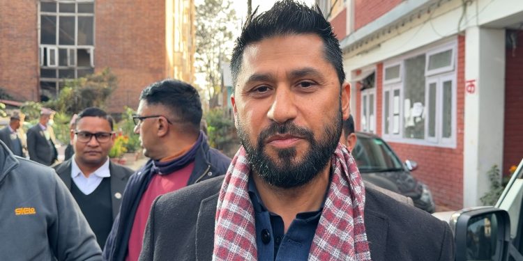 सर्वोच्चको आदेश कुर्दै कास्की अदालत, लामिछानेको मुद्दा रोकियो