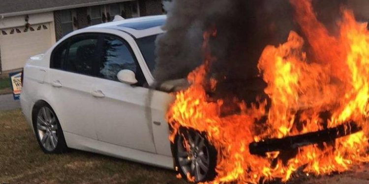 मौनअवधिमा काठमाडौंमा दुई गाडीमा आगजनी