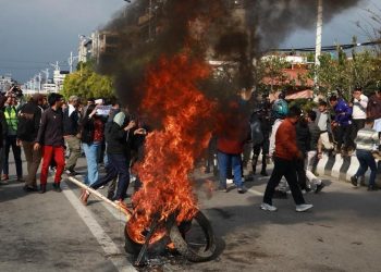 टायर बाल्ने प्रयासपछि प्रहरीको लाठीचार्ज