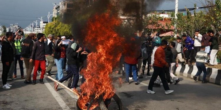 टायर बाल्ने प्रयासपछि प्रहरीको लाठीचार्ज