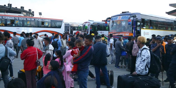 मतदानका लागि घर फर्किनेको लर्को