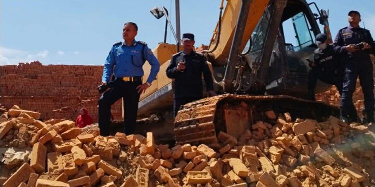 इट्टाभट्टाका पर्खाल भत्किंदा एक जनाको मृत्यु, ४ जना घाइते