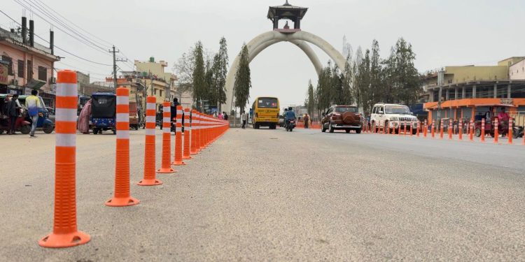 ट्राफिक डिभाइडरले रामानन्द चोक सुन्दर, तर छाडा चौपायाको चुनौती