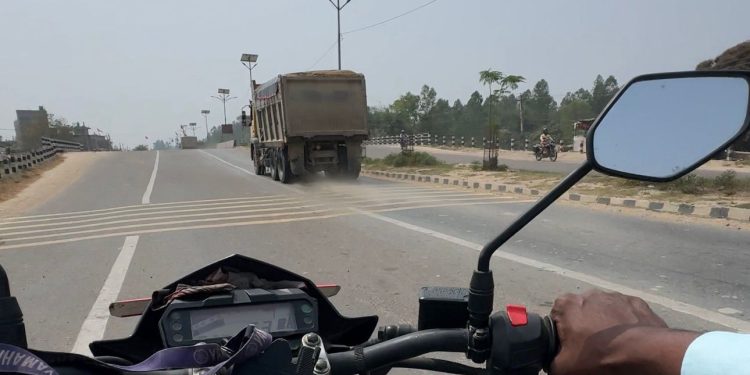 जनकपुरमा टिपर आतंककै बीच पत्रकार दुर्घटनाबाट बचे