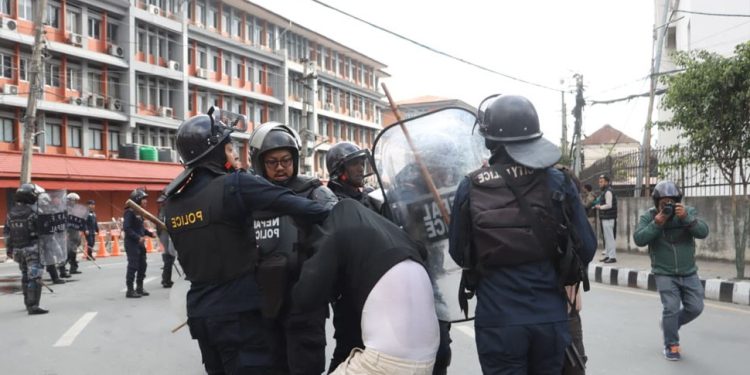 बबरमहल-माइतीघर क्षेत्रमा तनाव, सात प्रदर्शनकारी नियन्त्रणमा