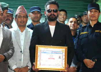 ओलीलाई पराजित गरेका बालेनले लिए निर्वाचन प्रमाणपत्र