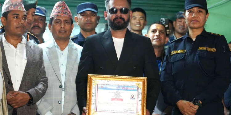 ओलीलाई पराजित गरेका बालेनले लिए निर्वाचन प्रमाणपत्र