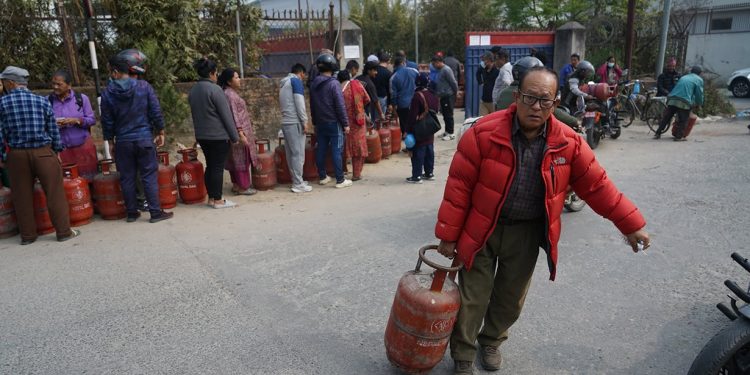 काठमाडौंमा खाना पकाउने ग्यास नपाउँदा समस्या