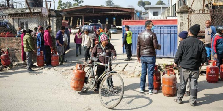 उपभोक्ता ठग्ने ग्यास उद्योगीमाथि कारबाहीको माग