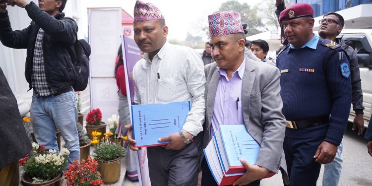 जेनजी आन्दोलन जाँचबुझ आयोगले प्रतिवेदन बुझाउदै प्रधानमन्त्री कार्यालयमा