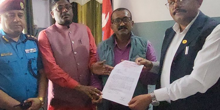 ओली मुद्दामा एमाले आक्रामक, देशभर ज्ञापनपत्र बुझायो