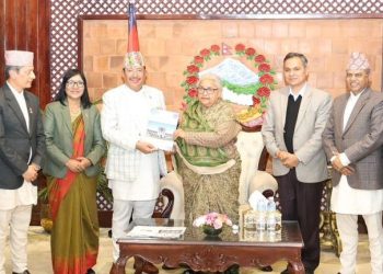 प्रधानमन्त्री कार्कीलाई निर्वाचन प्रतिवेदन हस्तान्तरण