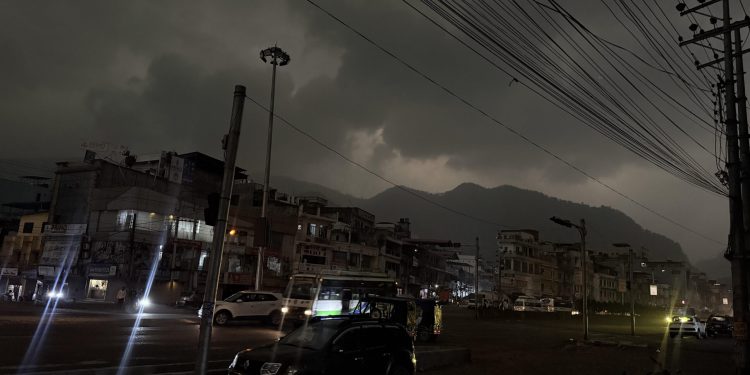 प्रि-मनसुनको असर : लुम्बिनीमा हुरी र वर्षा, जोखिमबारे चेतावनी