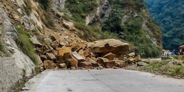 पहिरोका कारण बुटवल – पाल्पा सडक अवरुद्ध