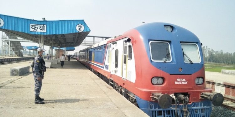 पीडितको अवरोधपछि बर्दिबासमा रेल्वे काम बन्द