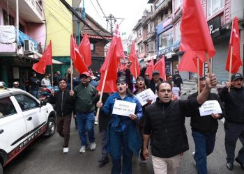 ओली पक्राउको असर : चाबहिलमा प्रदर्शन