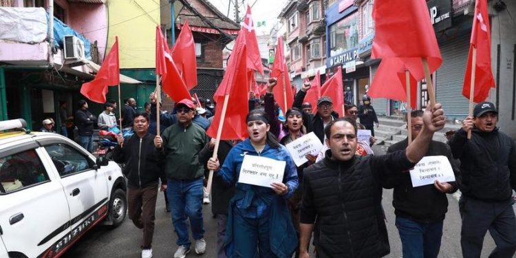 ओली पक्राउको असर : चाबहिलमा प्रदर्शन