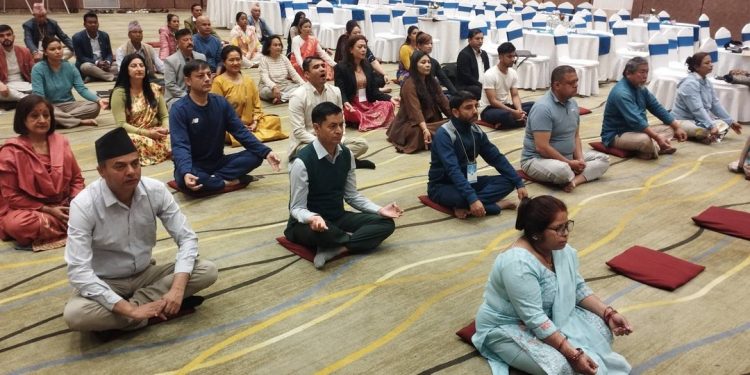 योगाबाट सुरु अभिमुखीकरण, आज लामिछाने बोल्ने