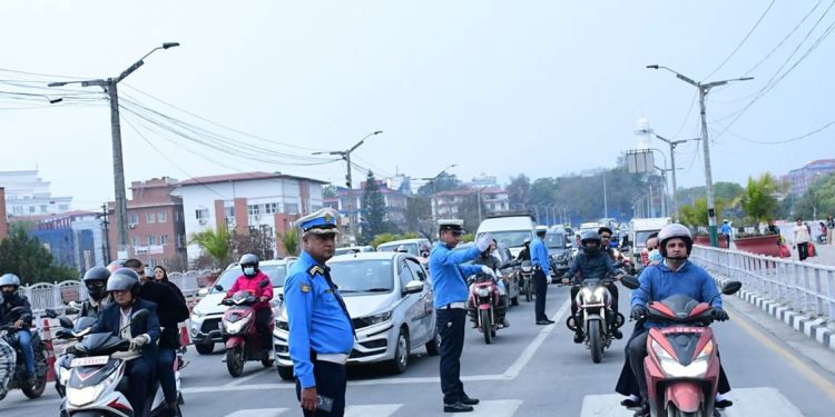 लेन क्रस गर्दा सभामुखको सवारीमाथि चिट