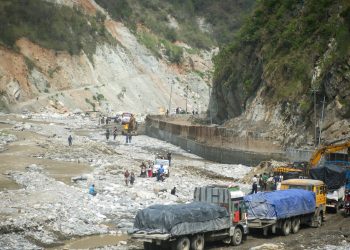 रोशी खोलाको बाढीपछि अवरुद्ध बीपी राजमार्ग पुन : सञ्चालनमा