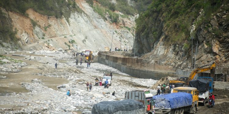 रोशी खोलाको बाढीपछि अवरुद्ध बीपी राजमार्ग पुन : सञ्चालनमा
