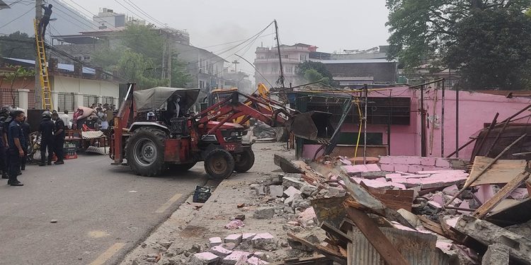 बुटवलमा अदालतको अतिक्रमित जग्गा खाली गरिँदै